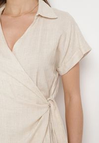 Born2be - Jasnobeżowa Kopertowa Sukienka Kombinezon Letnia Mini z Bawełny i Lnu Liorra. Kolor: beżowy. Materiał: bawełna, len. Długość rękawa: krótki rękaw. Długość: krótkie. Sezon: lato #6