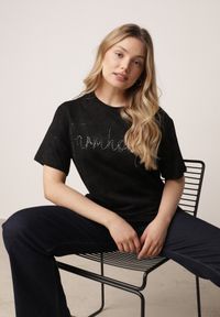 Born2be - Czarny Bawełniany T-shirt Oversize z Haftowanym Napisem z Cekinami Aewai. Okazja: na co dzień. Kolor: czarny. Materiał: bawełna. Wzór: haft, napisy. Styl: casual, elegancki #8