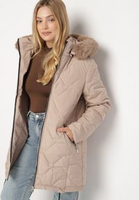 Born2be - Beżowa Klasyczna Kurtka z Pikowanymi Przeszyciami i Kapturem z Futerkiem Raffisa. Okazja: na co dzień. Kolekcja: plus size. Kolor: beżowy. Materiał: futro. Styl: klasyczny #7