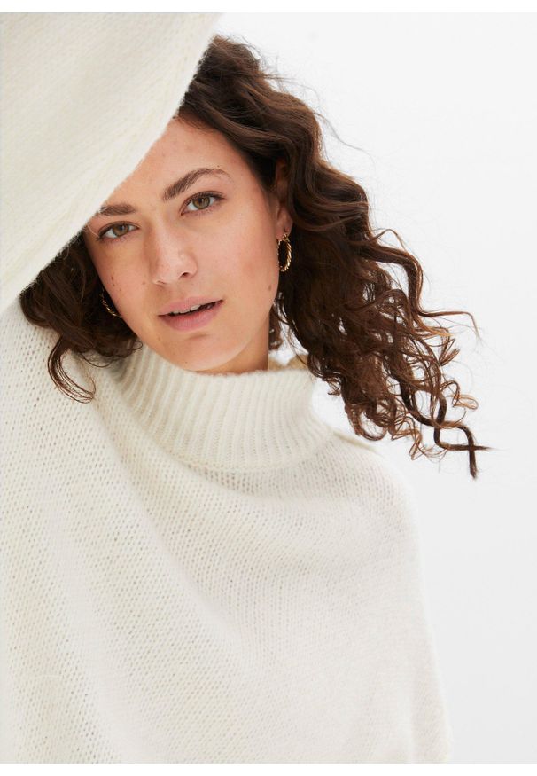 bonprix - Sweter z dzianiny o luźnym splocie. Typ kołnierza: kołnierzyk stójkowy. Kolor: biały. Materiał: dzianina. Wzór: ze splotem