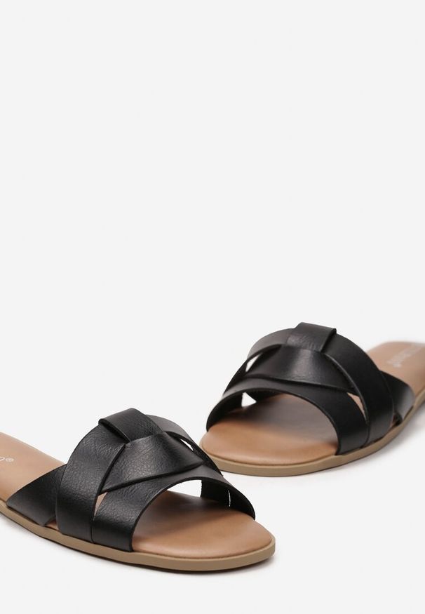 Born2be - Czarne Klapki na Bardzo Płaskiej Podeszwie z Przeplatanym Paskiem Cleana. Okazja: na spacer. Kolor: czarny. Sezon: lato