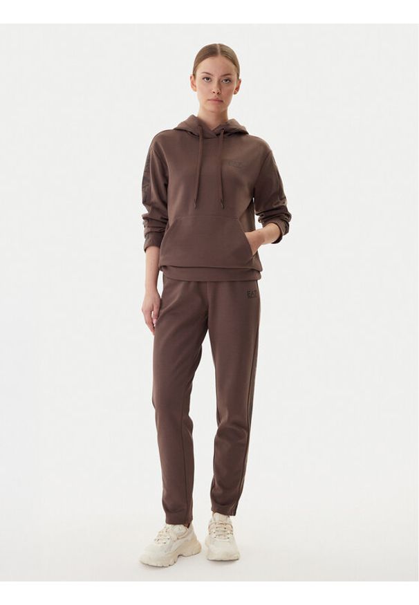 EA7 Emporio Armani Dres 7W000116 AF10443 U6063 Brązowy Regular Fit. Kolor: brązowy. Materiał: syntetyk