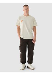 4f - 4F T-shirt oversize z nadrukiem męski - beżowy M. Okazja: na co dzień. Kolor: beżowy. Materiał: jersey, bawełna, dzianina. Długość rękawa: krótki rękaw. Długość: krótkie. Wzór: nadruk. Styl: sportowy, klasyczny, casual #2
