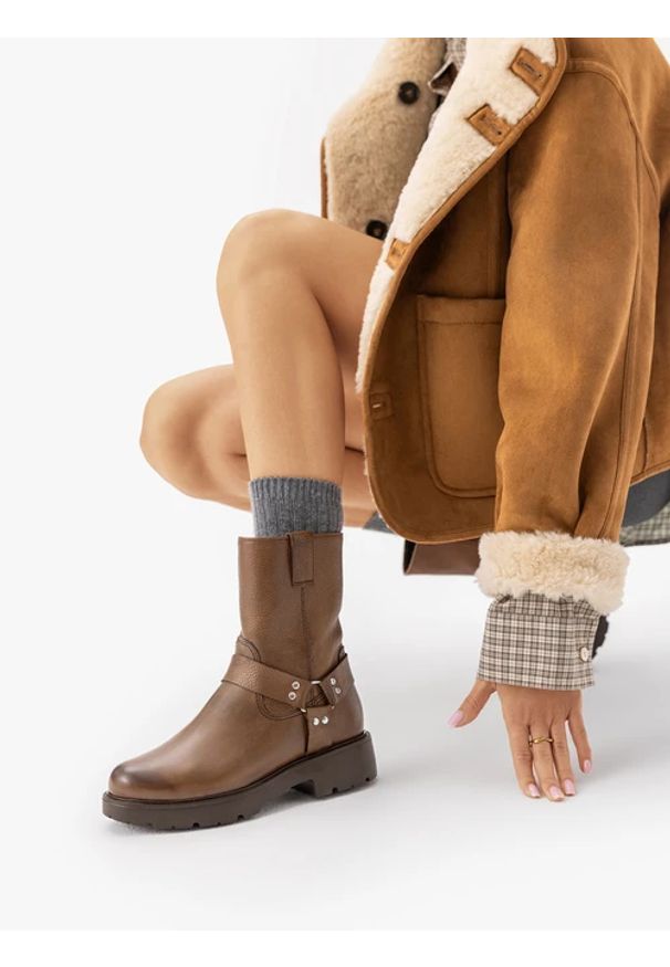 Ryłko - Botki typu biker z metalowymi ozdobami. Nosek buta: okrągły. Zapięcie: zamek. Kolor: brązowy. Materiał: skóra. Szerokość cholewki: normalna. Wzór: aplikacja. Styl: street