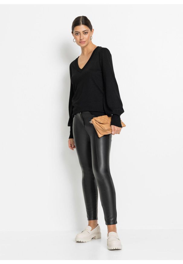 bonprix - Cienki sweter z mieszanki wiskozy. Kolor: czarny. Materiał: dzianina, wiskoza. Wzór: gładki, ze splotem