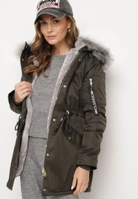 Born2be - Zielono-Szara Kurtka Parka z Futerkowym Odpinanym Zdobieniem przy Kapturze Inellae. Okazja: na co dzień. Kolor: zielony. Materiał: dzianina, jeans, futro. Wzór: aplikacja. Styl: klasyczny, casual, elegancki #7