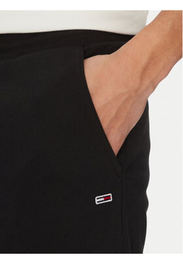 Tommy Jeans Szorty sportowe Entry Graphic DM0DM21369 Czarny Regular Fit. Kolor: czarny. Materiał: bawełna. Styl: sportowy