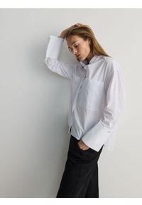 Reserved - Koszula oversize z kieszeniami - biały. Kolor: biały. Materiał: bawełna #1