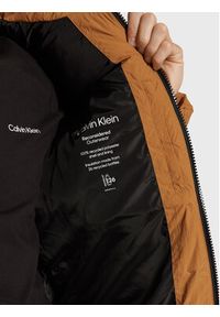 Calvin Klein Kurtka puchowa Crinkle K10K110336 Brązowy Regular Fit. Kolor: brązowy. Materiał: syntetyk #7