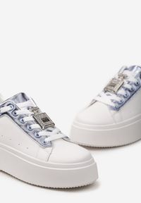Born2be - Biało-Niebieskie Sneakersy z Metaliczną Ozdobą z Cyrkoniami przy Sznurówkach Awenttes. Okazja: na co dzień. Kolor: biały. Wzór: aplikacja #2