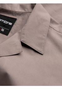 Ombre Clothing - Koszula męska z krótkim rękawem i kubańskim kołnierzem - ciemnobeżowa V3. Okazja: na co dzień. Kolor: beżowy. Materiał: tkanina, bawełna. Długość rękawa: krótki rękaw. Długość: krótkie. Wzór: gładki. Sezon: lato. Styl: klasyczny, casual #3