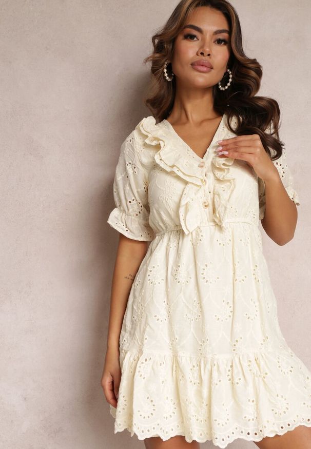 Renee - Beżowa Ażurowa Sukienka Mini z Gumką w Taliii Falbankami Rakki. Typ kołnierza: kołnierz z falbankami. Kolor: beżowy. Materiał: bawełna, wiskoza. Wzór: ażurowy. Długość: mini