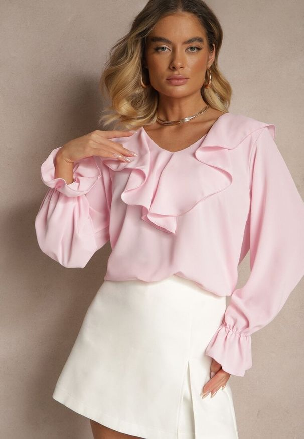 Renee - Różowa Bluzka Ozdobiona Falbanką Tananissa. Kolor: różowy. Wzór: aplikacja. Styl: klasyczny, elegancki