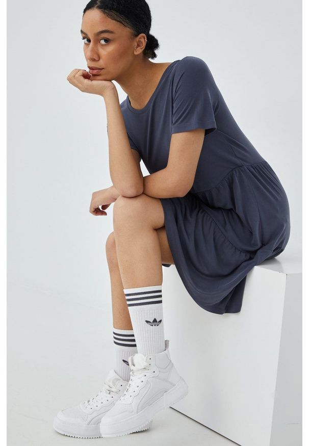 Vero Moda sukienka kolor granatowy mini rozkloszowana. Kolor: niebieski. Materiał: włókno, dzianina. Długość rękawa: krótki rękaw. Wzór: gładki. Typ sukienki: rozkloszowane. Długość: mini