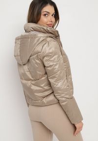Born2be - Ciemnobeżowa Pikowana Kurtka z Kapturem i Ściągaczem w Talii Atirim. Typ kołnierza: kaptur. Kolor: beżowy. Styl: elegancki #6