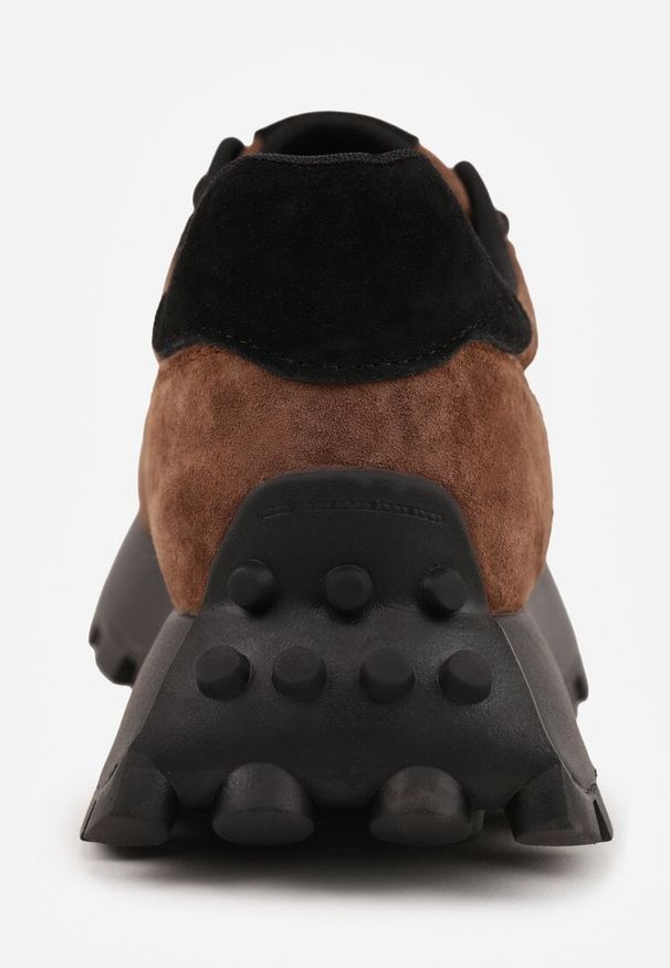 Renee - Ciemnobrązowe Zamszowe Sneakersy na Podeszwie Chunky z Perforowaną Cholewką Cezarlina. Okazja: na co dzień. Kolor: brązowy. Materiał: zamsz. Szerokość cholewki: normalna