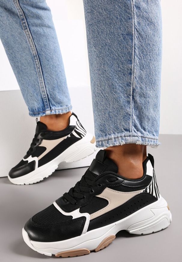 Renee - Czarne Sneakersy na Grubej Podeszwie z Cholewką przed Kostkę i Perforacją Obethy. Wysokość cholewki: przed kostkę. Kolor: czarny. Szerokość cholewki: normalna