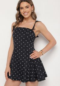 Born2be - Granatowa Sukienka Vices w Grochy o Rozkloszowanym Kroju z Wiązaniem na Ramiączkach Saririse. Okazja: na wesele, na ślub cywilny. Typ kołnierza: dekolt gorset, dekolt kwadratowy. Kolor: niebieski. Długość rękawa: na ramiączkach. Wzór: grochy. Typ sukienki: gorsetowe #1