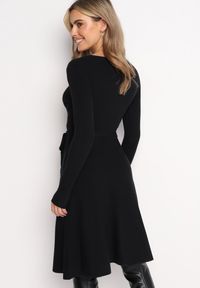Born2be - Czarna Sweterkowa Sukienka Rozkloszowana z Wiązanym Paskiem Florentame. Kolor: czarny. Materiał: materiał. Typ sukienki: rozkloszowane, kopertowe. Długość: midi
