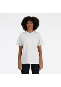 Koszulka damska New Balance WT41501AHH – szara. Kolor: szary. Materiał: bawełna. Długość rękawa: krótki rękaw. Długość: krótkie. Wzór: napisy