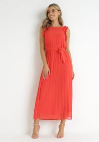 Born2be - Czerwona Plisowana Sukienka Maxi z Falbankami Avalie. Typ kołnierza: kołnierz z falbankami. Kolor: czerwony. Materiał: materiał. Wzór: aplikacja. Długość: maxi #2