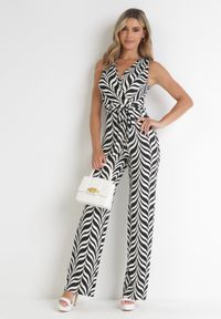 Born2be - Czarno-Biały Kombinezon Lasthotis. Kolor: czarny. Długość rękawa: bez rękawów. Długość: długie. Wzór: kolorowy, geometria. Sezon: lato #1