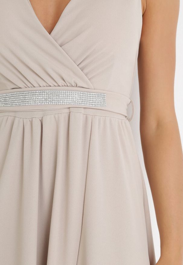 Born2be - Jasnobeżowa Sukienka Rozkloszowana Maxi z Paskiem w Cyrkonie i Wycięciem Neorise. Kolor: beżowy. Materiał: materiał. Wzór: aplikacja. Długość: maxi