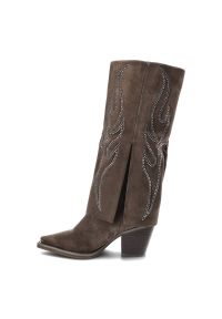Brązowe Kozaki Alma En Pena Eleganckie Buty Damskie. Zapięcie: zamek. Kolor: brązowy. Materiał: jeans, materiał, skóra. Wzór: aplikacja. Sezon: zima, jesień. Styl: elegancki #8