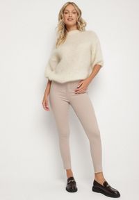 Born2be - Beżowe Dopasowane Bawełniane Spodnie Irinaes. Okazja: na co dzień. Kolor: beżowy. Materiał: bawełna. Wzór: aplikacja. Styl: klasyczny, casual, elegancki #7