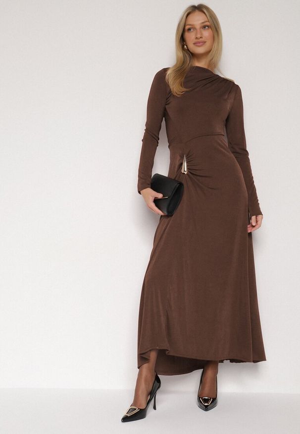 Born2be - Brązowa Koktajlowa Sukienka Ozdobiona Metaliczną Aplikacją i Marszczeniem z Boku Retima. Kolor: brązowy. Wzór: aplikacja. Styl: wizytowy