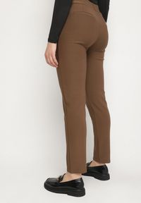 Born2be - Brązowe Spodnie Ozdobione Imitacją Kieszeni Faliona. Okazja: na co dzień. Kolor: brązowy. Wzór: aplikacja. Styl: elegancki, casual #5