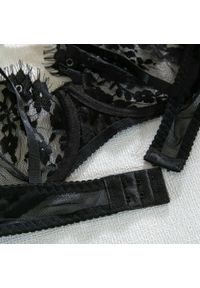 Intica - Komplet bielizny z łańcuszkiem na romantyczne wieczory Adrijana. Kolor: czarny. Materiał: materiał #8