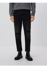 Reserved - Jeansy carrot slim z przetarciami - czarny. Kolor: czarny
