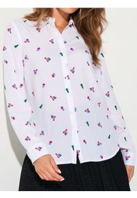 Sinsay - Świąteczna koszula z nadrukiem aut, prezentów i choinek - biały. Kolor: biały. Wzór: nadruk. Styl: wizytowy #1