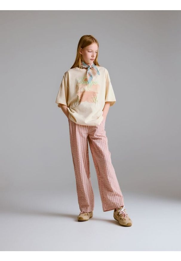 Reserved - Luźny t-shirt z nadrukiem - kremowy. Kolor: kremowy. Materiał: bawełna. Wzór: nadruk