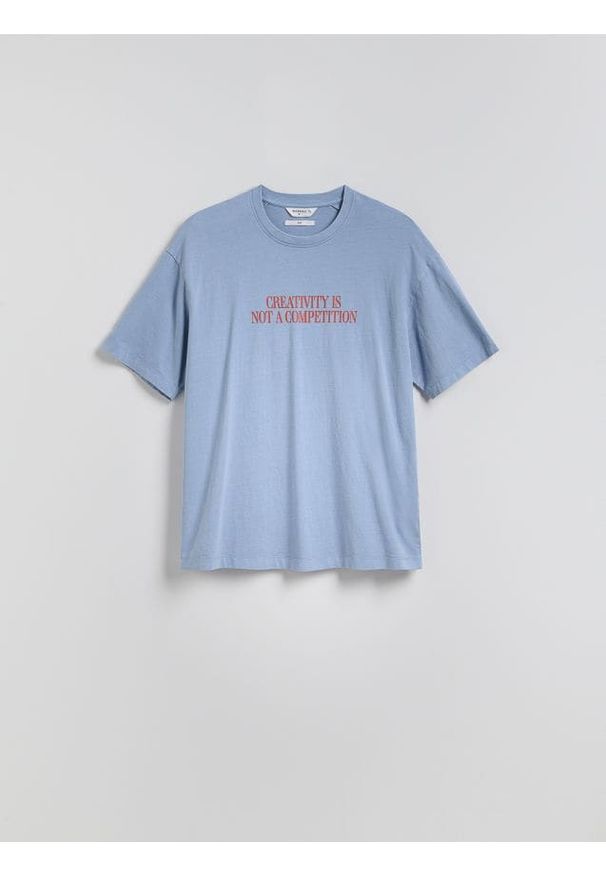 Reserved - T-shirt boxy z nadrukiem na plecach - jasnoniebieski. Kolor: niebieski. Materiał: bawełna, dzianina. Wzór: nadruk