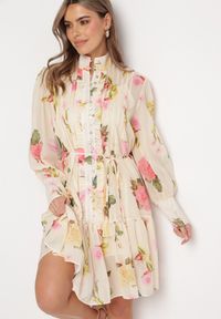 Born2be - Jasnobeżowa Kwiatowa Sukienka Midi z Guzikami i Plisowaniem Imma. Kolor: beżowy. Materiał: materiał, tkanina. Długość rękawa: na ramiączkach. Wzór: kwiaty. Sezon: wiosna, lato. Długość: midi #6