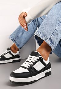 Renee - Biało-Czarne Sznurowane Sneakersy z Przeszyciami na Grubej Podeszwie Sillvina. Kolor: biały
