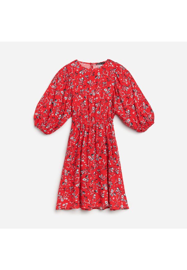 Reserved - Wiskozowa sukienka w kwiaty - Czerwony. Kolor: czerwony. Materiał: wiskoza. Wzór: kwiaty