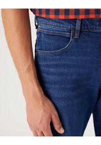 Wrangler - Spodnie jeansowe męskie WRANGLER FRONTIER DANCING WATER. Okazja: do pracy, na spacer, na co dzień. Kolor: niebieski. Materiał: jeans. Styl: casual
