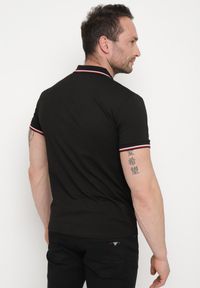 Born2be - Czarna Bawełniana Koszulka Polo z Krótkim Rękawem i Kołnierzykiem Ozdobiona Paskami Vinneli. Okazja: na spotkanie biznesowe. Typ kołnierza: polo. Kolor: czarny. Materiał: bawełna. Długość rękawa: krótki rękaw. Długość: krótkie. Wzór: aplikacja. Styl: klasyczny, biznesowy, sportowy, elegancki #5