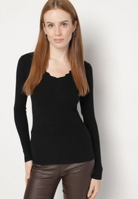 Born2be - Czarny Dopasowany Sweter z Nieregularnym Dekoltem w Serek Fenarela. Okazja: na co dzień, do pracy, na spotkanie biznesowe. Typ kołnierza: dekolt w serek. Kolor: czarny. Materiał: jeans. Styl: casual, biznesowy #7