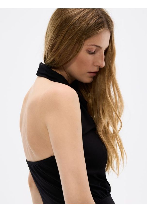 Reserved - Top z dekoltem halter - czarny. Typ kołnierza: dekolt halter. Kolor: czarny. Materiał: wiskoza, dzianina