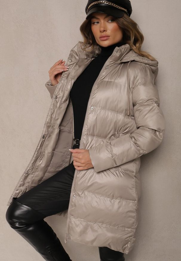 Renee - Beżowa Długa Kurtka z Kapturem Kieszeniami i Dwustronnym Suwakiem Zdobiona Pikowaniem Sanaviel. Okazja: na co dzień. Typ kołnierza: kaptur. Kolor: beżowy. Materiał: jeans. Długość: długie. Wzór: aplikacja. Styl: wizytowy, casual, elegancki