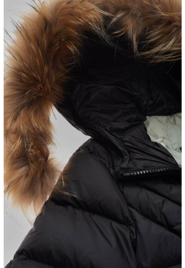 Blauer USA - BLAUER Czarna kurtka damska Alicia Short Jackets. Typ kołnierza: kaptur. Kolor: czarny. Materiał: poliamid, futro. Styl: elegancki