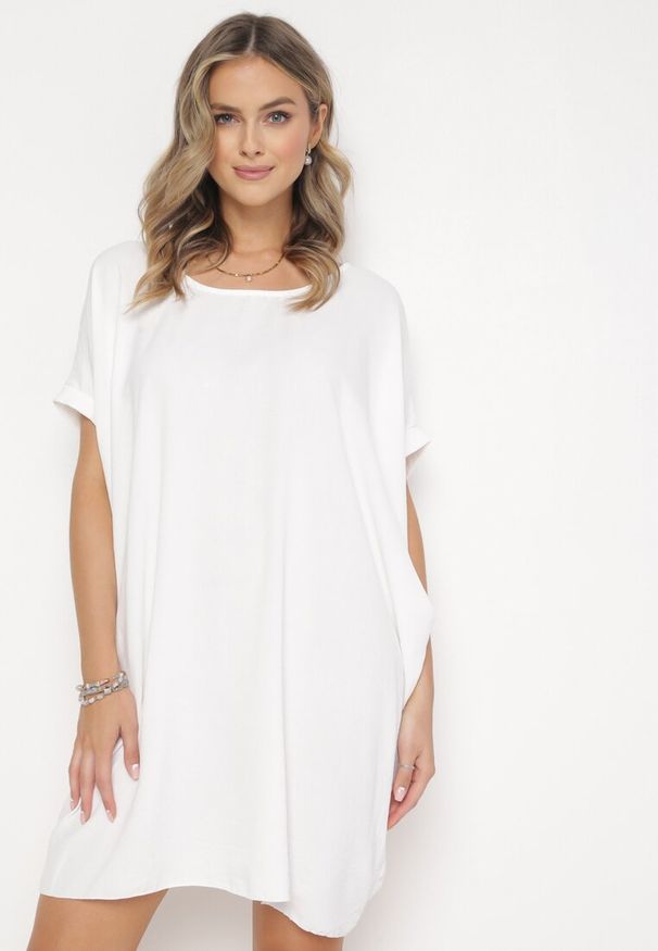 Born2be - Biała Mini Sukienka z Krótkim Rękawem o Fasonie Nietoperza Kharson. Kolor: biały. Długość rękawa: krótki rękaw. Styl: boho. Długość: mini