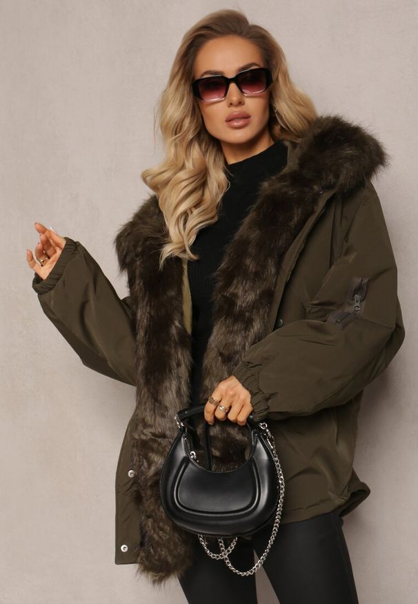 Renee - Ciemnozielona Kurtka Parka Oversize z Futerkiem Horelle. Kolor: zielony. Materiał: futro. Długość rękawa: długi rękaw. Długość: długie. Wzór: gładki, aplikacja, jednolity. Sezon: zima, jesień. Styl: klasyczny