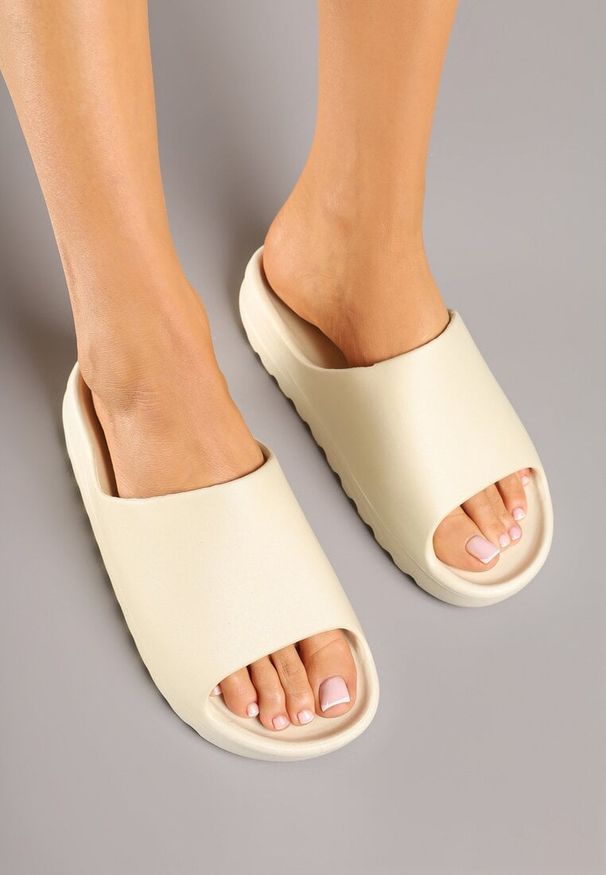 Born2be - Jasnobeżowe Klapki w Klasycznym Stylu Ellirene. Okazja: na co dzień. Kolor: beżowy. Sezon: lato. Styl: klasyczny