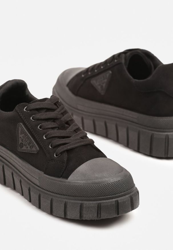 Born2be - Czarne Sneakersy Vices na Grubej Podeszwie z Geometryczną Aplikacją Leanae. Okazja: na co dzień. Zapięcie: sznurówki. Kolor: czarny. Materiał: jeans. Wzór: aplikacja, geometria