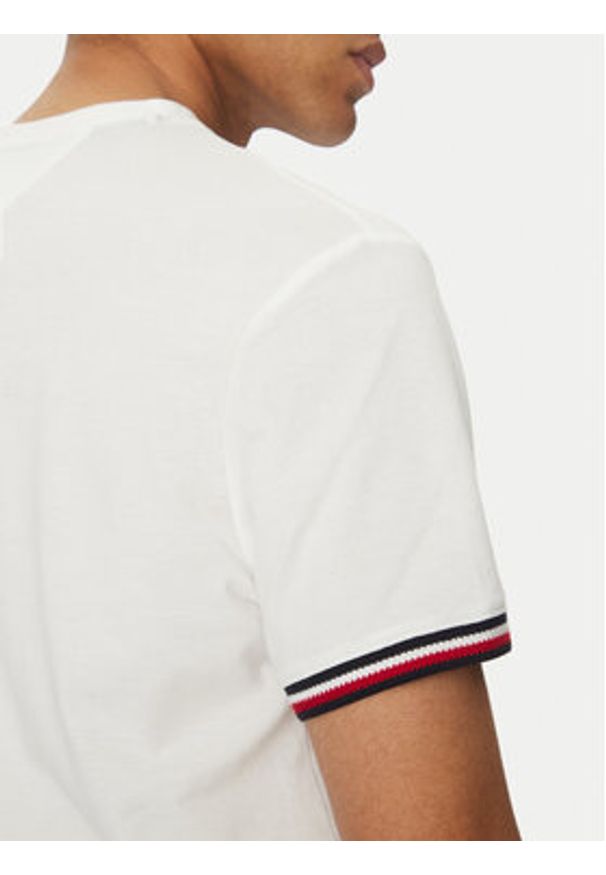TOMMY HILFIGER - Tommy Hilfiger T-Shirt Global Stripe MW0MW38630 Biały Regular Fit. Kolor: biały. Materiał: bawełna